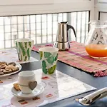 아파트 Guesthost - & Comfy With Veranda
