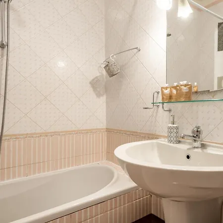 Guesthost - & Comfy With Veranda *