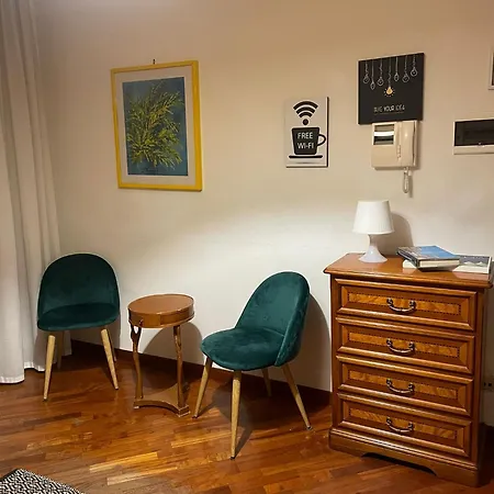 Guesthost - & Comfy With Veranda Bari