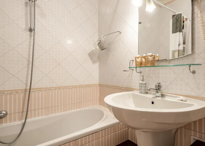 Guesthost - & Comfy With Veranda *